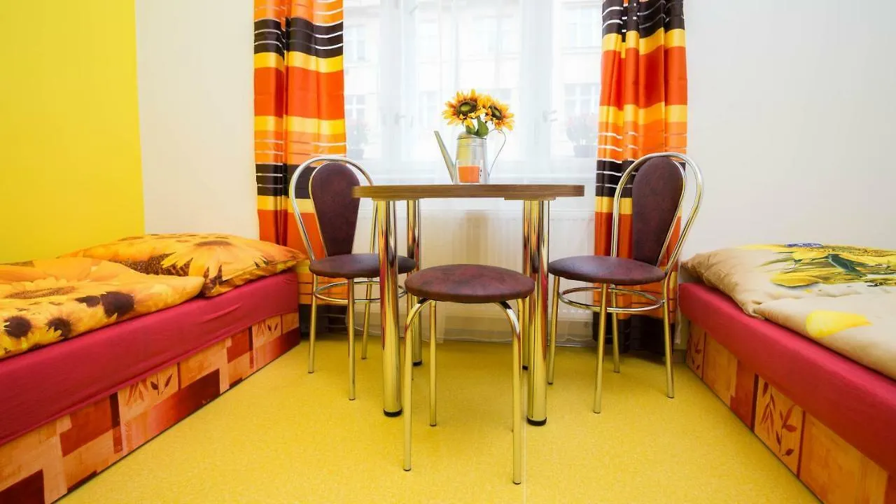 Apartment Four Year Seasons - Walkable To Centre, Metro And Riverside Prague