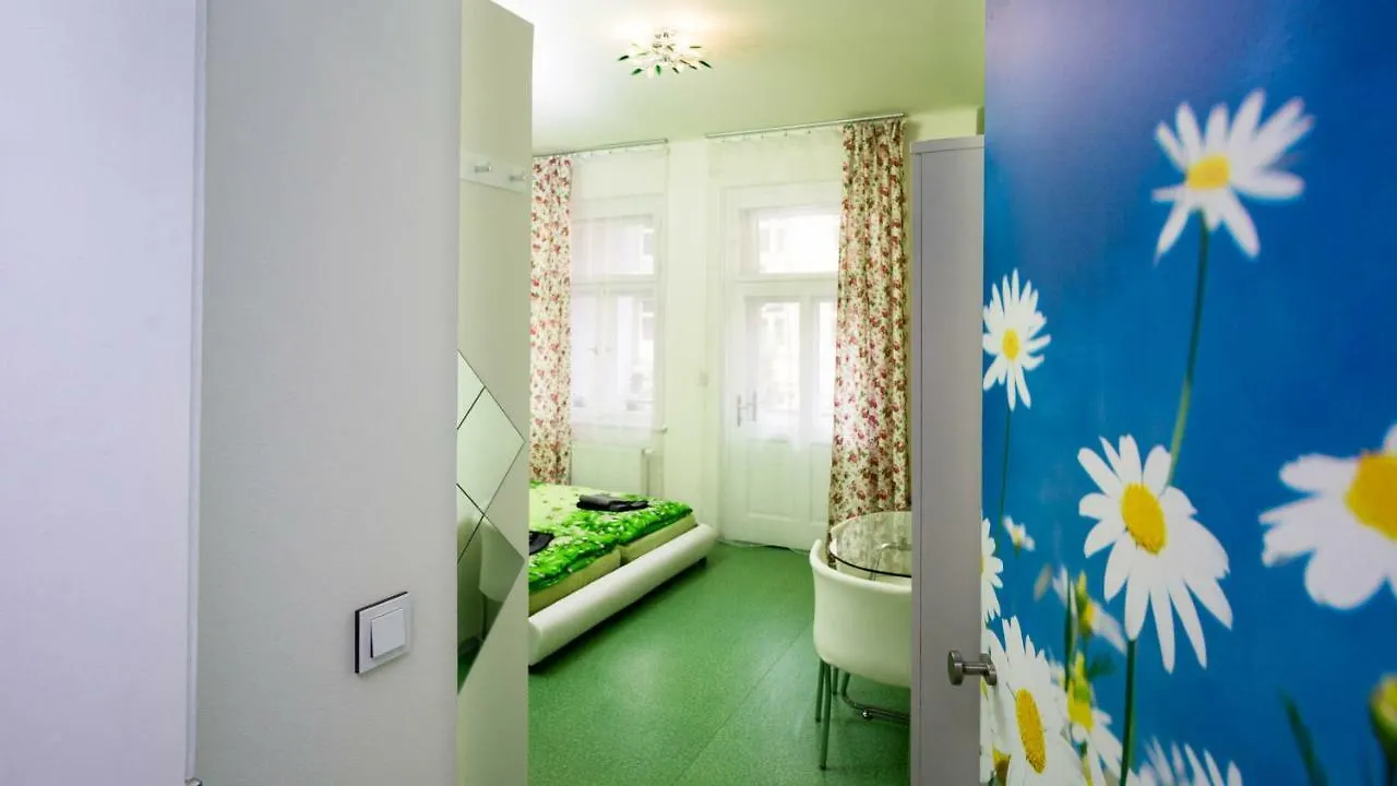 Apartment Four Year Seasons - Walkable To Centre, Metro And Riverside Prague